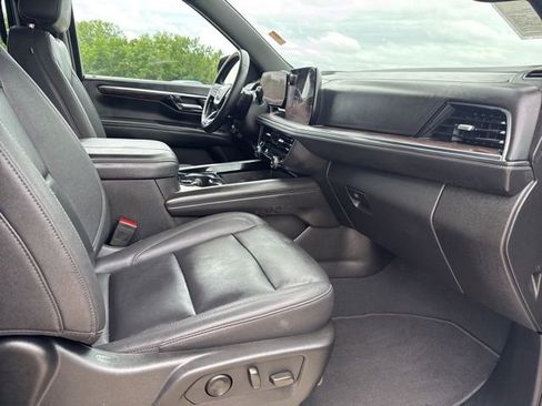Used 2025 Chevrolet Suburban Z71 AWD/4WD image 19