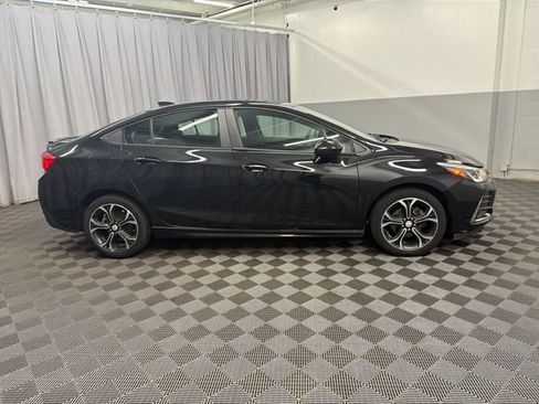 Used 2019 Chevrolet Cruze LT w/ Convenience Package FWD image 4
