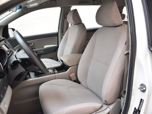 Used 2018 Kia Sedona L FWD image 15
