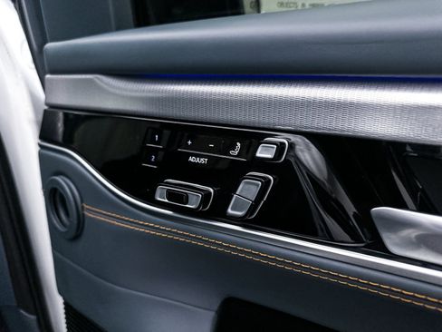 Used 2022 Jeep Grand Wagoneer Series III w/ Flexible Seating Group image 38