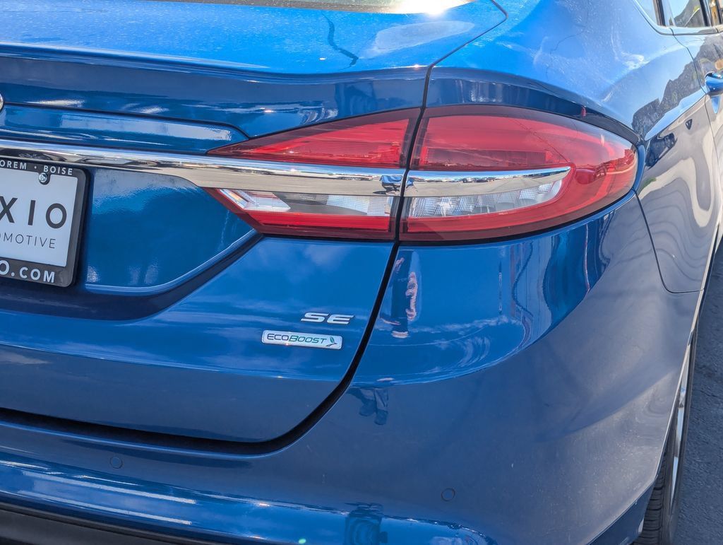 Used 2017 Ford Fusion SE w/ Fusion SE Technology Package FWD image 5