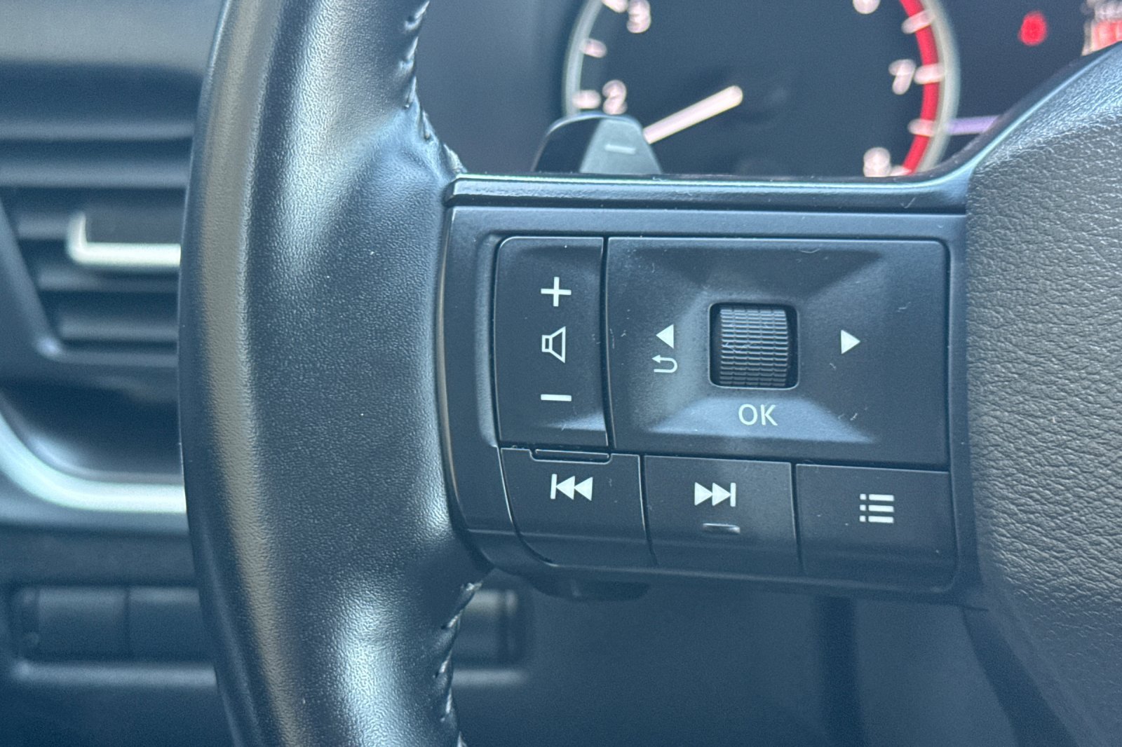 Certified 2025 Nissan Rogue SV AWD/4WD image 29