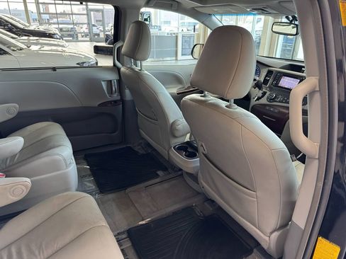 Used 2014 Toyota Sienna XLE w/ Entertainment Package image 47