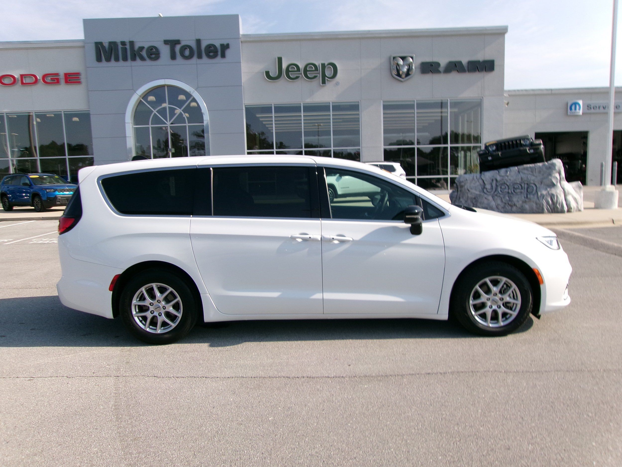 Used 2025 Chrysler Pacifica Select FWD image 5