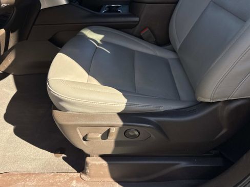 Used 2022 Chevrolet Suburban LT w/ LT Signature Package image 17