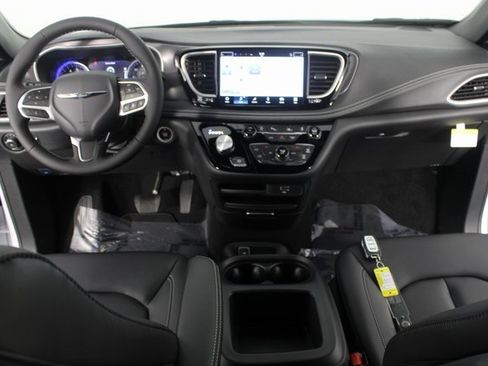 New 2026 Chrysler Pacifica Select image 10