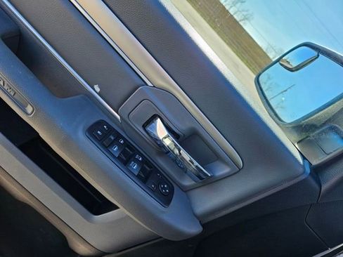 Used 2018 RAM 1500 Classic SLT image 11