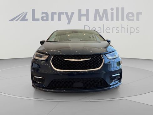 Used 2023 Chrysler Pacifica Touring-L FWD image 8