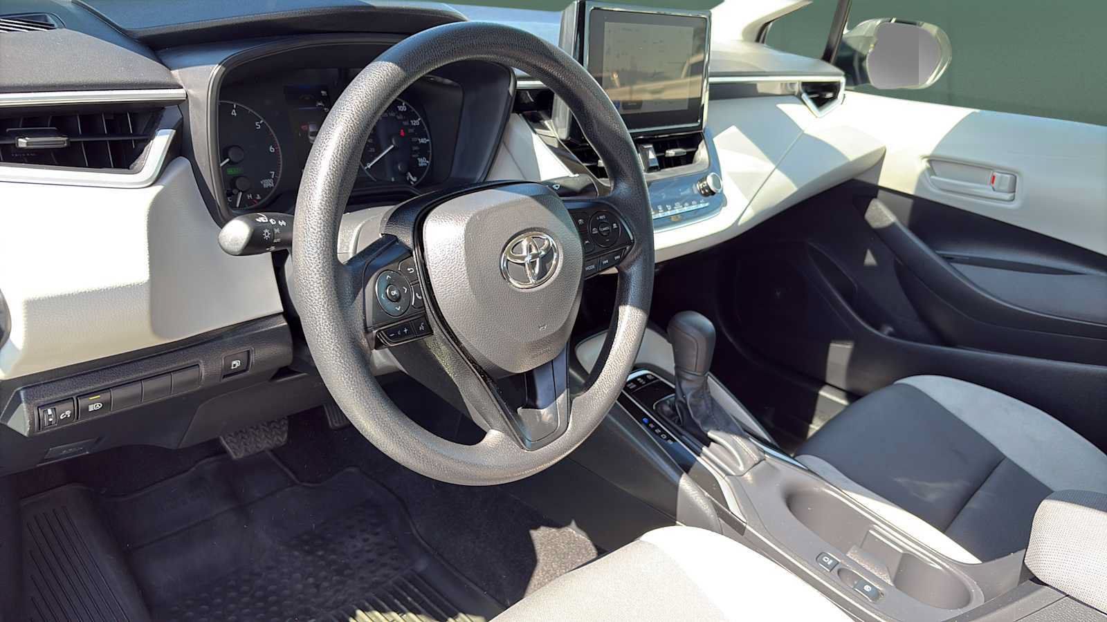 Used 2025 Toyota Corolla LE FWD image 13