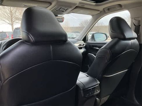 Used 2023 Toyota Highlander XLE image 16