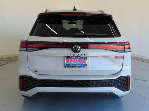 New 2026 Volkswagen Tiguan SE R-Line image 5