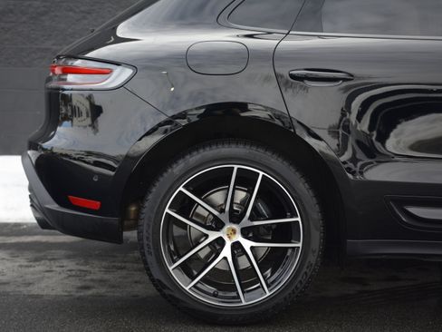 Certified 2025 Porsche Macan image 40