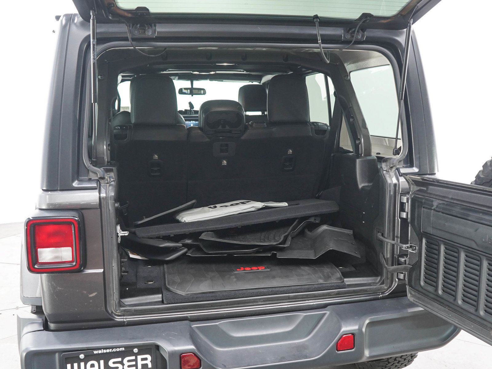 Used 2018 Jeep Wrangler Unlimited Sahara w/ Cold Weather Group AWD/4WD image 16