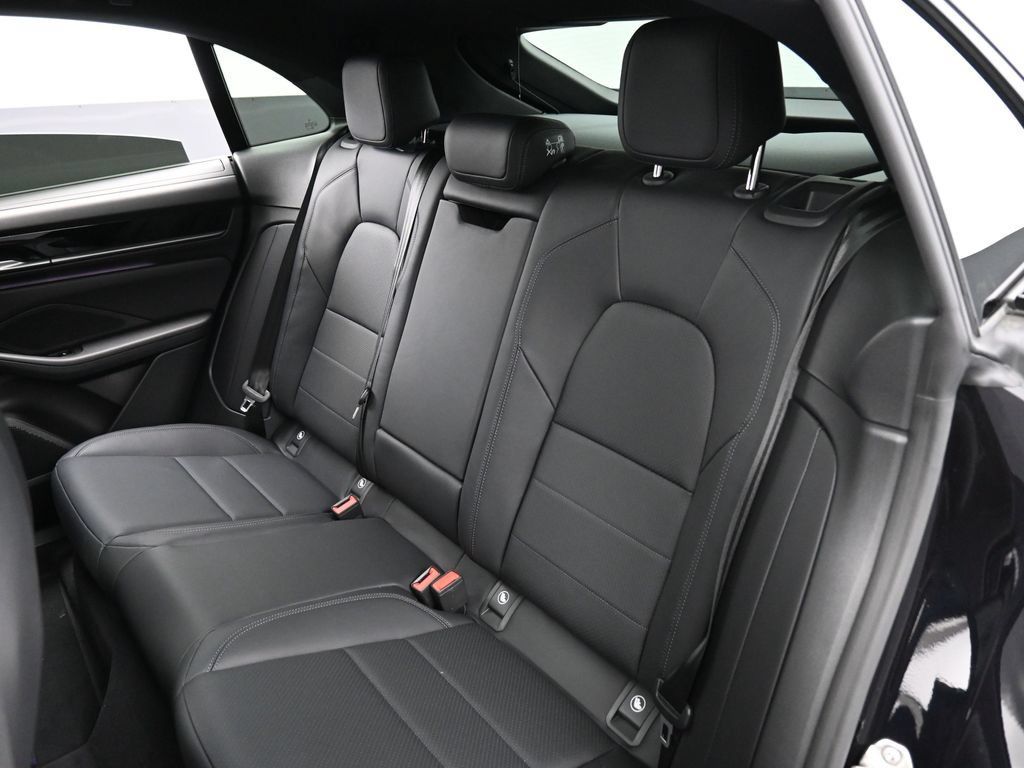 Certified 2025 Porsche Macan 4S Electric AWD/4WD image 24