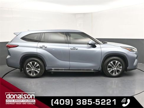 Used 2021 Toyota Highlander XLE image 2