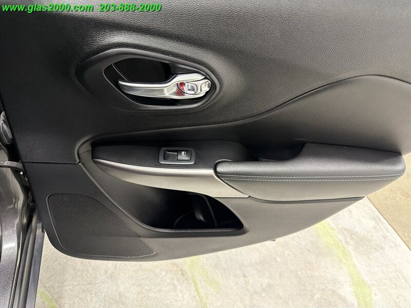 Used 2021 Jeep Cherokee Latitude Plus AWD/4WD image 29