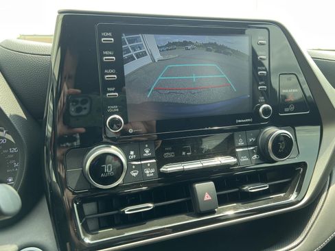 Used 2021 Toyota Highlander L AWD/4WD image 19