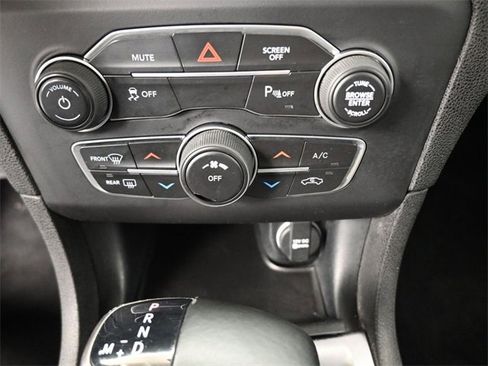 Used 2020 Dodge Charger SXT image 4