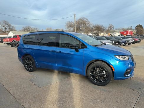 New 2026 Chrysler Pacifica Select w/ S Appearance Package image 5