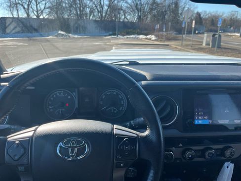 Used 2017 Toyota Tacoma TRD Sport w/ Tow Package (A/T) image 10