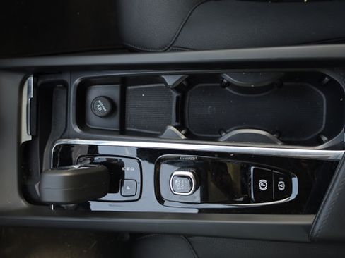 Used 2025 Volvo XC60 B5 Plus AWD/4WD image 8