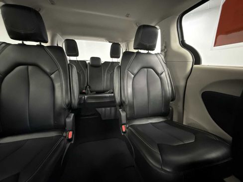Used 2024 Chrysler Pacifica Touring-L image 14