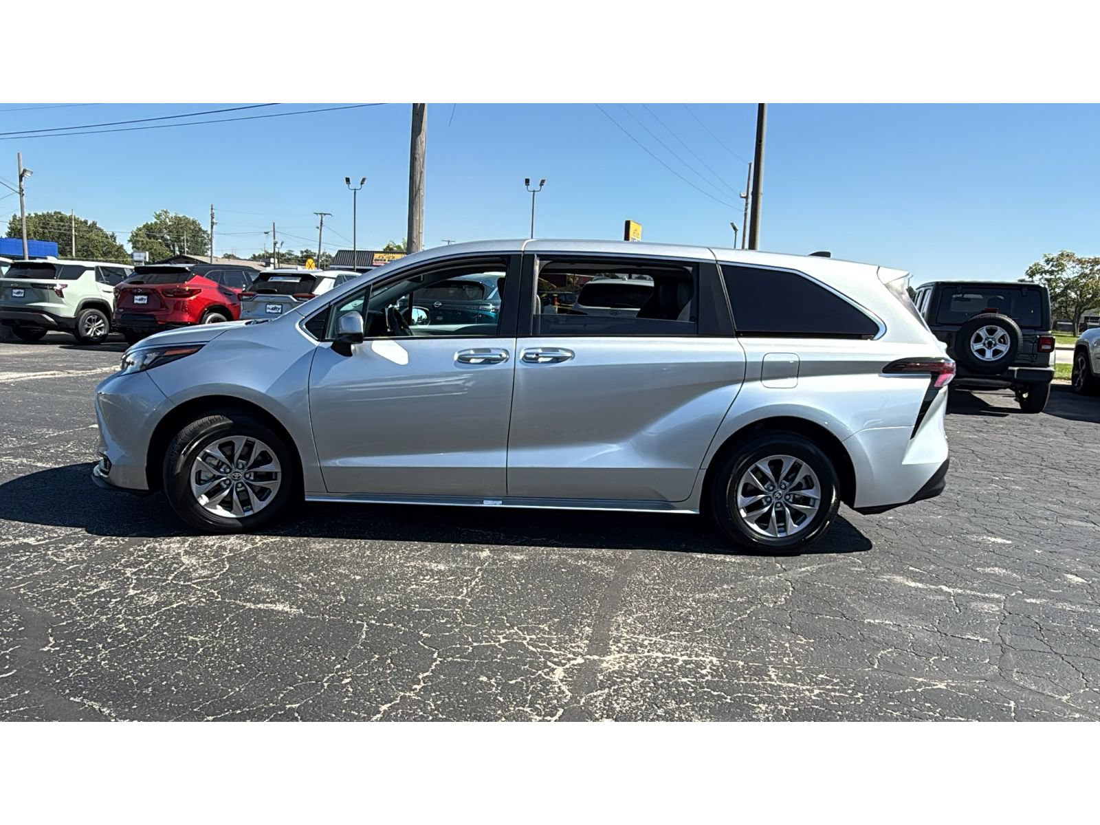 Certified 2025 Toyota Sienna XLE FWD image 4