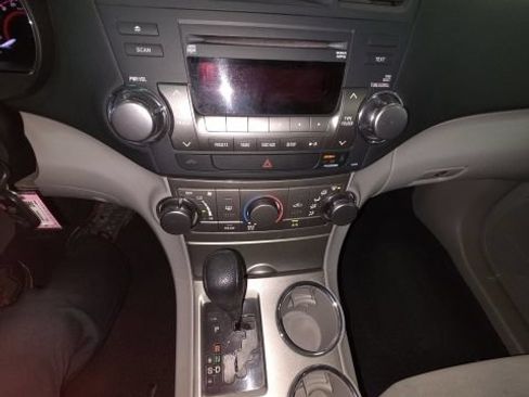 Used 2012 Toyota Highlander FWD w/ Tech Pkg image 9