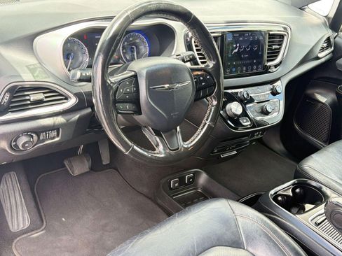 Used 2020 Chrysler Pacifica Touring-L Plus w/ S Appearance Package FWD image 4