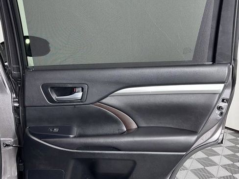 Used 2016 Toyota Highlander XLE image 29