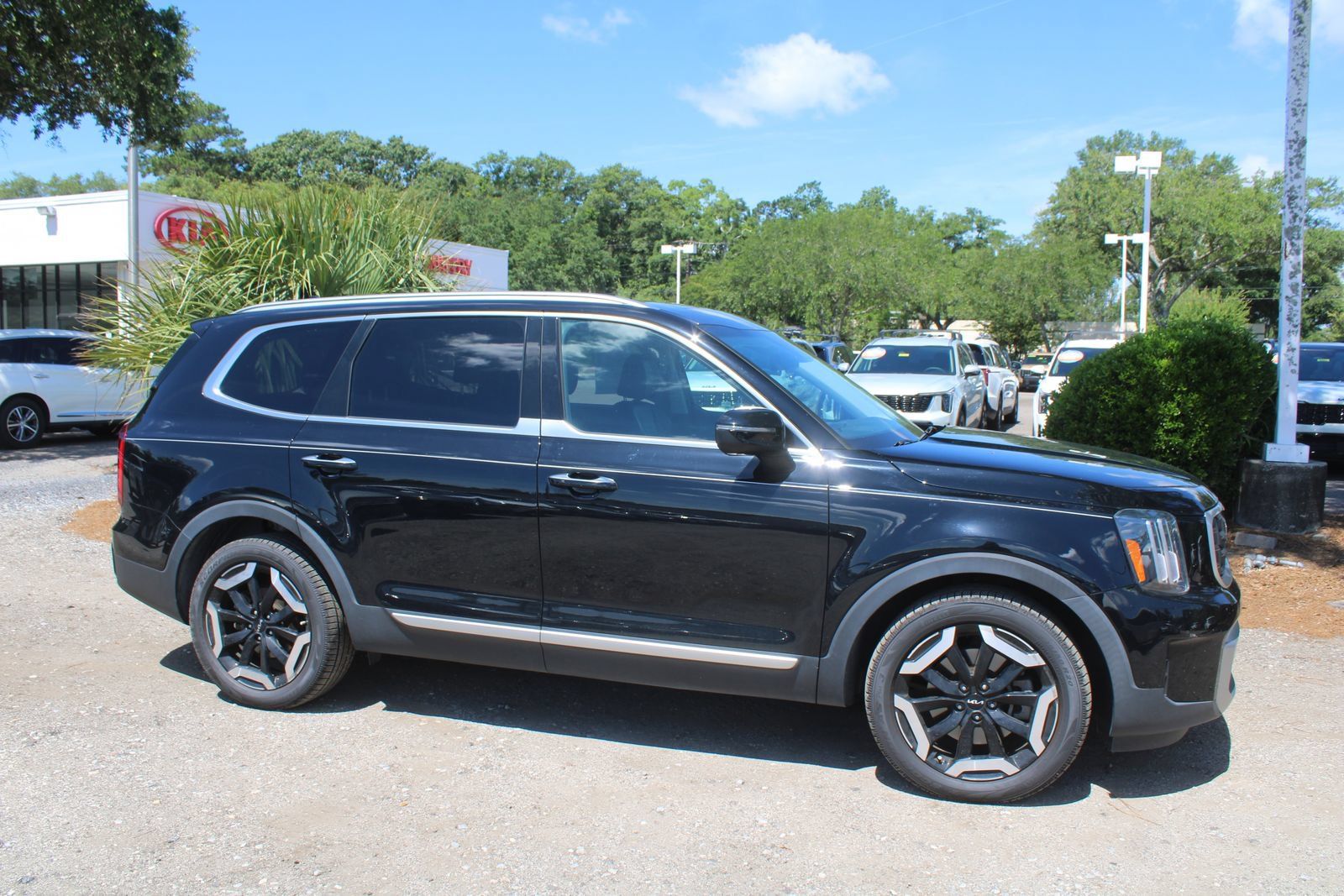 Certified 2023 Kia Telluride S w/ S Sunroof Package AWD/4WD image 4