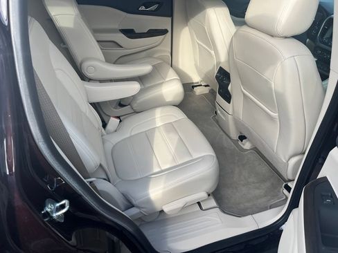 Used 2021 GMC Acadia Denali w/ Denali Technology Package FWD image 8