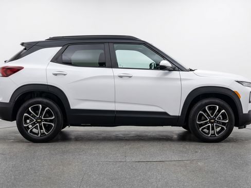 Used 2025 Chevrolet TrailBlazer LT FWD image 11