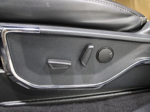 Used 2023 Ford F250 Lariat w/ Chrome Package image 4