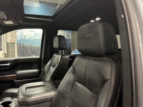 Used 2021 Chevrolet Silverado 1500 High Country w/ Technology Package image 18