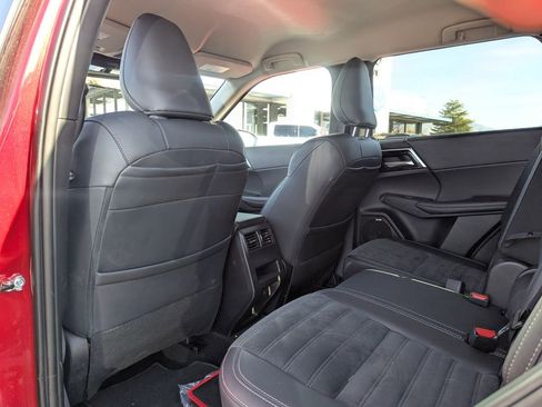 Used 2025 Mitsubishi Outlander SE image 33