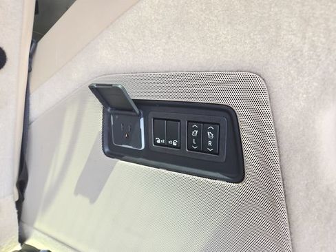 Used 2023 Cadillac Escalade Premium Luxury AWD/4WD image 36