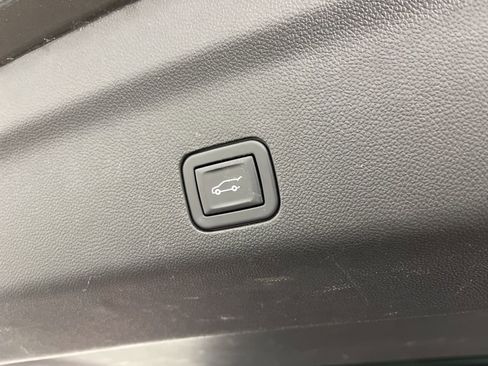 Used 2021 Chevrolet Tahoe High Country w/ Premium Package image 13