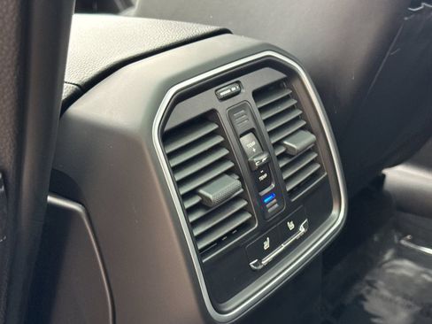 Certified 2026 Porsche Macan AWD/4WD image 15