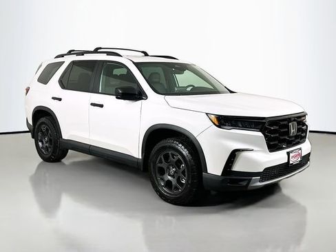 Used 2025 Honda Pilot TrailSport image 17