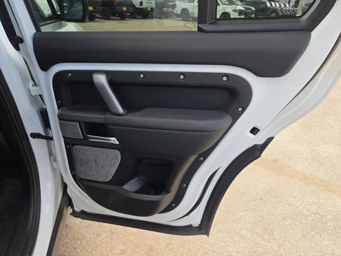 Used 2024 Land Rover Defender 130 X-Dynamic SE image 30