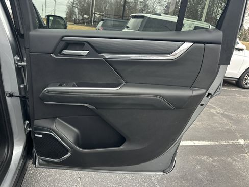 Used 2025 GMC Acadia Elevation image 17