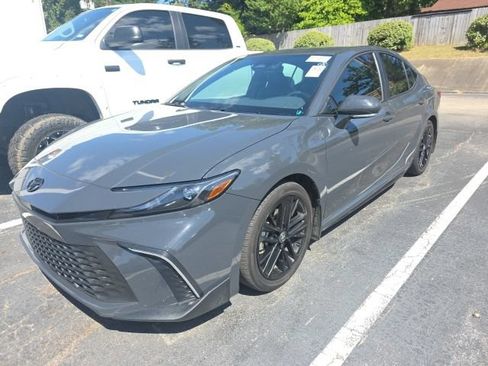 Used 2025 Toyota Camry SE w/ Convenience Package FWD image 1