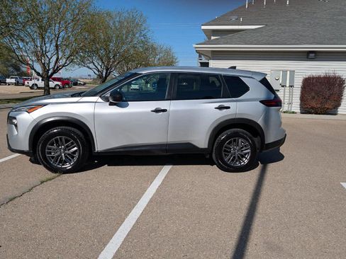 Used 2024 Nissan Rogue S image 2