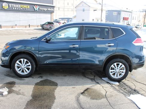Used 2016 Nissan Rogue SV image 2