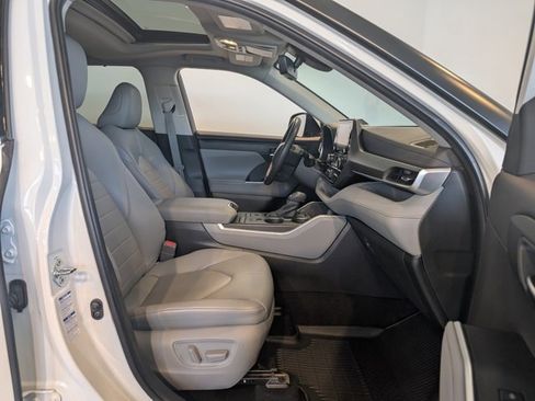 Used 2020 Toyota Highlander XLE image 30