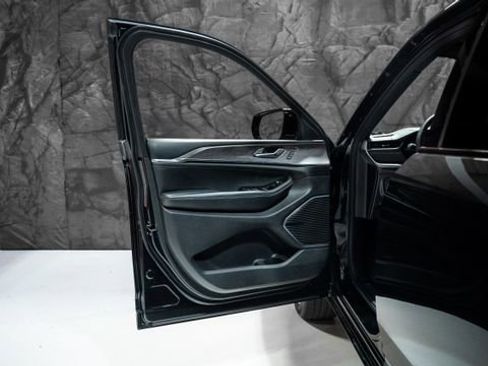 Used 2023 Jeep Grand Cherokee Overland w/ Luxury Tech Group IV image 4