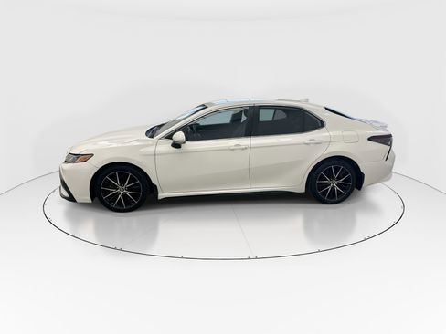 Used 2022 Toyota Camry SE image 5