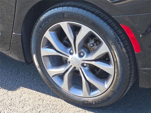 Certified 2018 Chrysler Pacifica Limited image 16