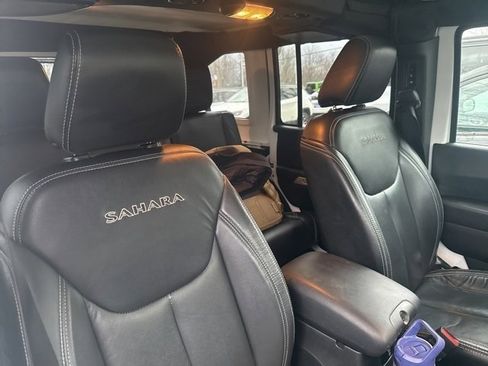 Used 2017 Jeep Wrangler Unlimited Sahara w/ Connectivity Group image 13